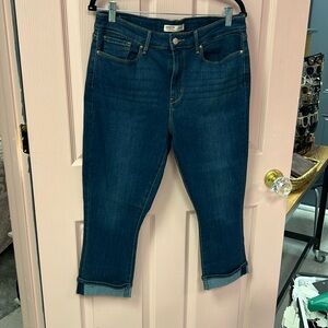 Women’s size 12, Levi capris NWOT
